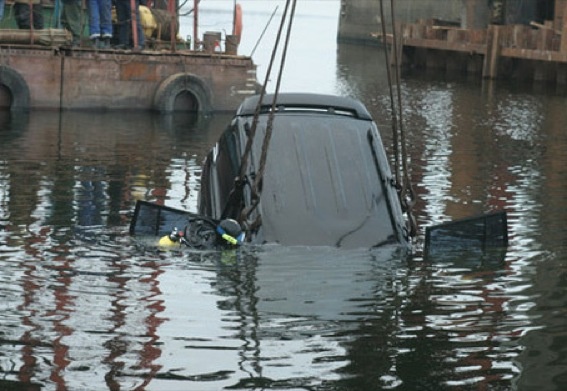 Доставали из реки: в Крыму микроавтобус с пассажирами упал в Бельбек