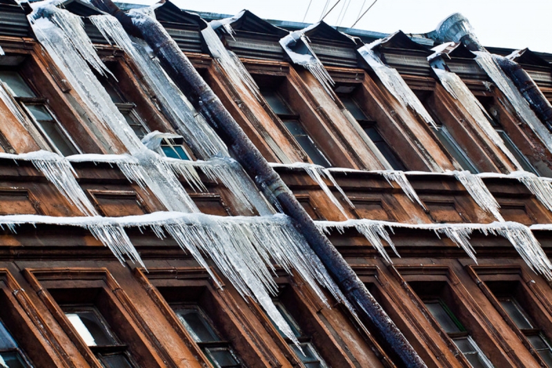  В Петербурге от падения наледи с крыши серьезно пострадал ребенок 