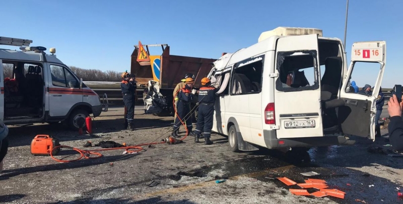 В Ростовской области шесть человек погибли в ДТП с микроавтобусом
