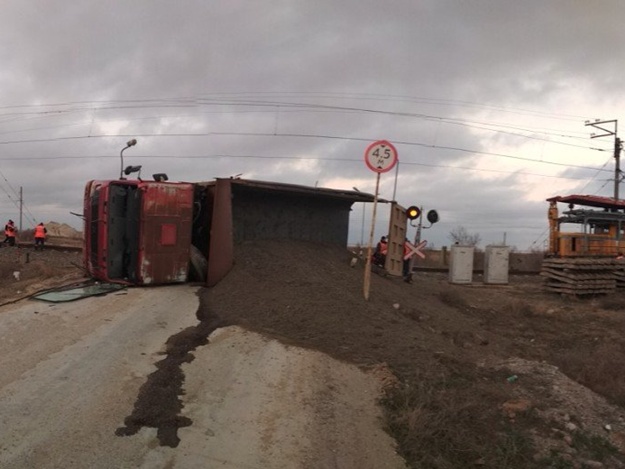 Фотофакт: на ж/д переезде в Крыму грузовик столкнулся с дрезиной - есть пострадавшие