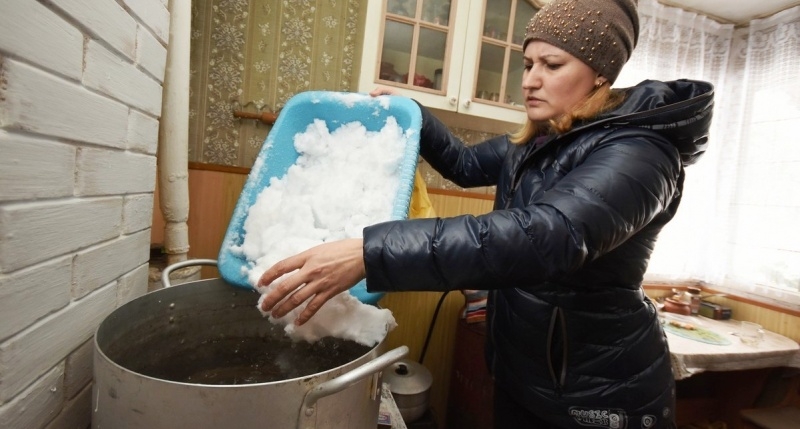 Оставшимся без питьевой воды жителям Якутии предложили топить снег