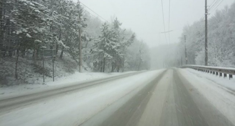 В Крым вернулась зима: ялтинскую трассу замело снегом