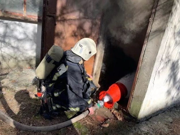 Фотофакт: на заводе пластмасс в Симферополе потушили пожар