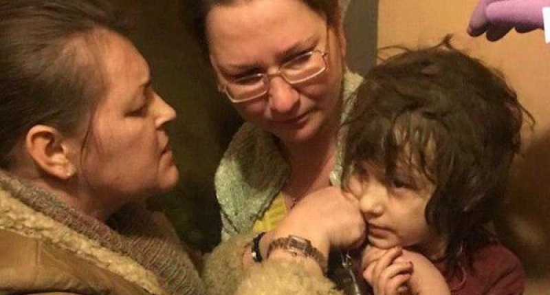 В московской квартире в куче гниющего мусора найдена 5-летняя девочка