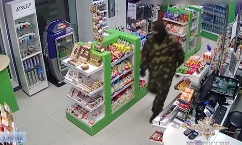 Видеофакт: трое вооруженных крымчан ограбили АЗС