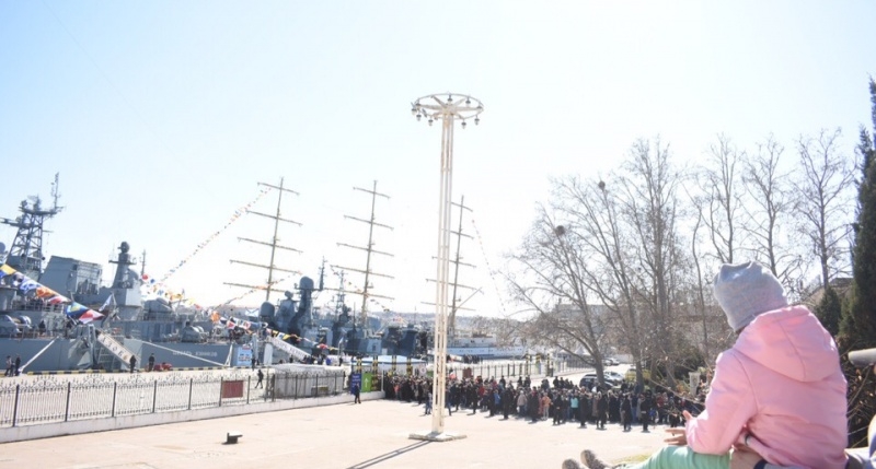 В Севастополе смотреть боевые корабли собралась гигантская очередь
