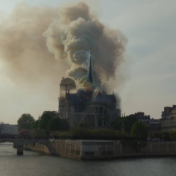 В Париже горит Собор Парижской Богоматери