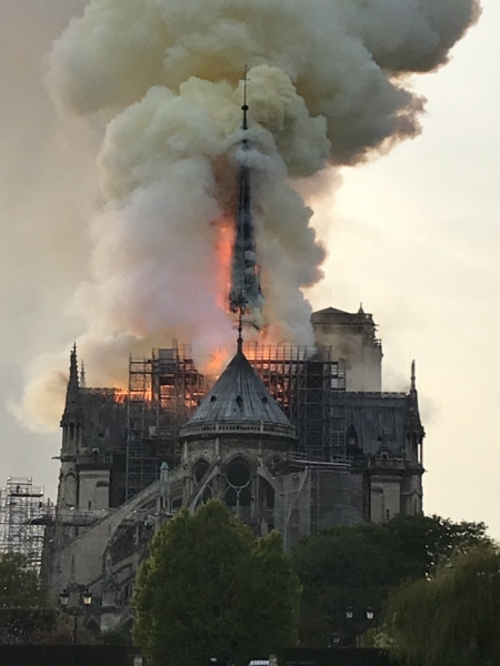 В Париже горит Собор Парижской Богоматери