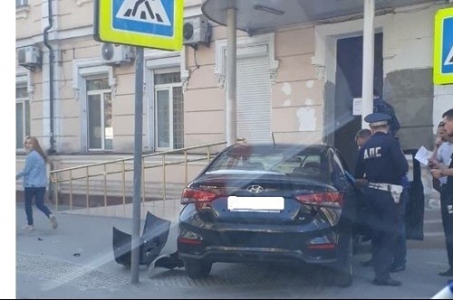 Не разминулись: в Симферополе после ДТП авто влетело в здание МВД