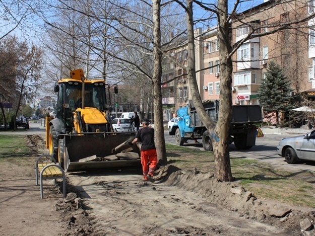 Наконец-то: в Симферополе начинают ремонтировать тротуары