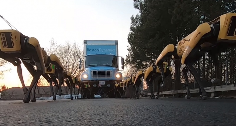 Видео дня: роботы-псы Boston Dynamics буксируют грузовик