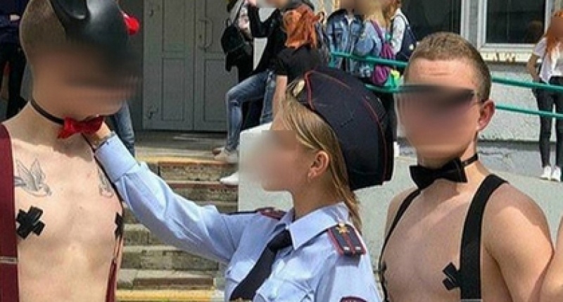 Выпускники во Владивостоке устроили БДСМ-флешмоб перед последним звонком
