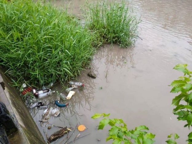 Фотофакт: после ливня в Симферополе река Салгир превратилась в свалку мусора