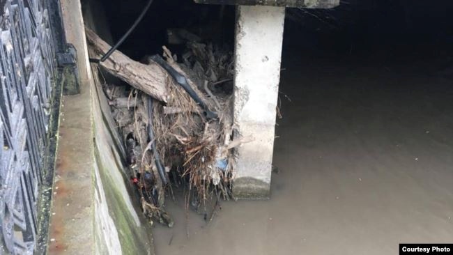 Фотофакт: после ливня в Симферополе река Салгир превратилась в свалку мусора