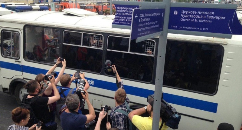 На марше в поддержку Голунова в Москве идут массовые задержания