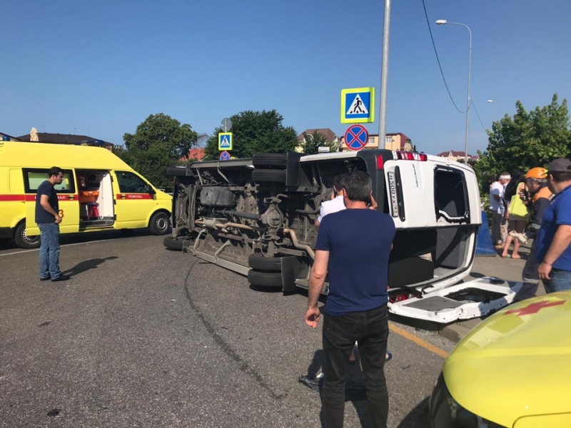 При столкновении двух экскурсионных автобусов в Сочи пострадало более двадцати человек