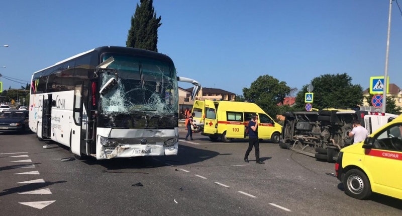 При столкновении двух экскурсионных автобусов в Сочи пострадало более двадцати человек