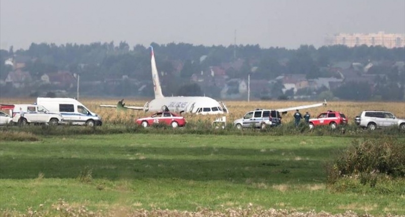 Большинство пассажиров аварийно севшего в поле самолета отказались лететь в Крым