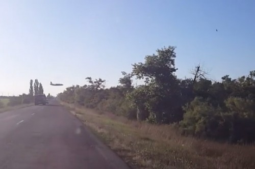В Херсонской области засняли самолет, летевший вдоль границы с Крымом 