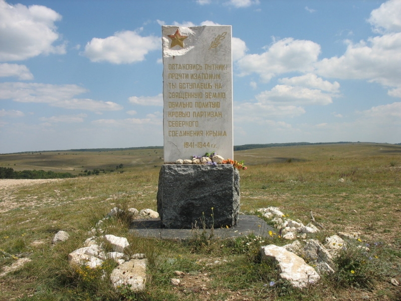 В горах Крыма КАМАЗ разрушил памятник партизанам