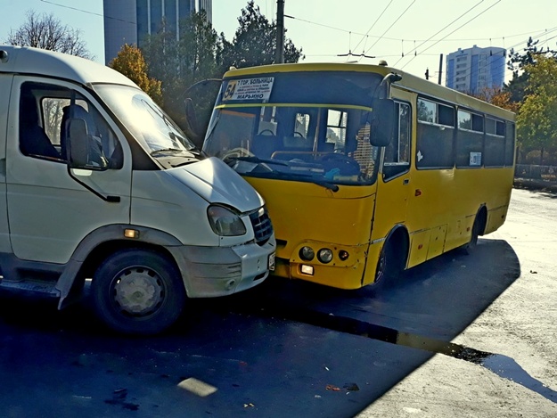  Проклятый перекресток: на пересечении проспекта Вернадского и улицы Мира столкнулись автобус и Газель