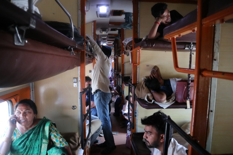 Едем на поезде по Индии: какие бывают типы вагонов и кого там встретишь 