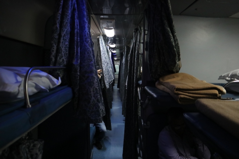  Едем на поезде по Индии: какие бывают типы вагонов и кого там встретишь 