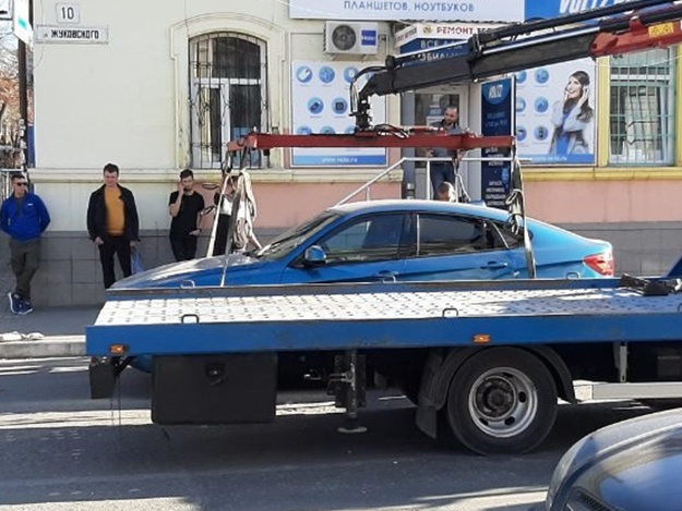 Отстоял свое авто: в Симферополе водитель не дал службе эвакуации увезти свою машину