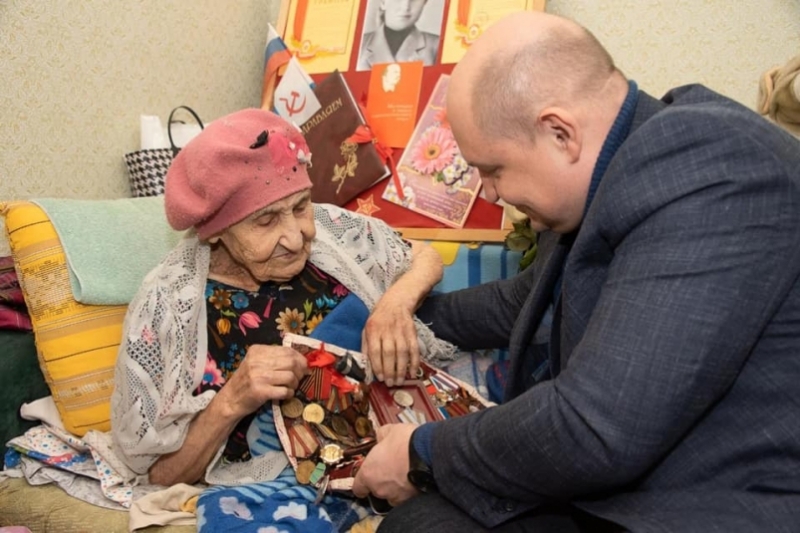 Бабушка Шура получила от Развожаева первую медаль 75-летия Победы в Великой Отечественной