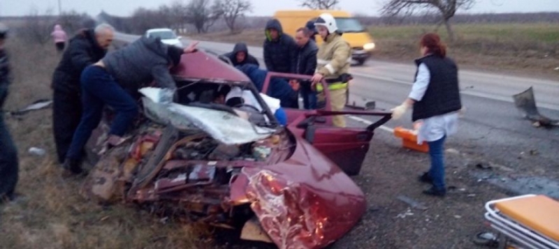 При столкновении с внедорожником на крымской трассе водителя и пассажира ВАЗа зажало в машине [фото]
