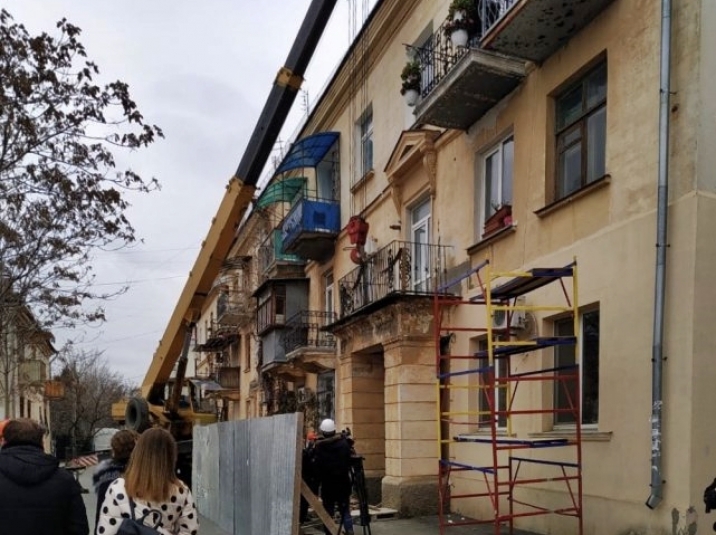 Демонтируют декоративные элементы дома по ул. Терещенко в Севастополе