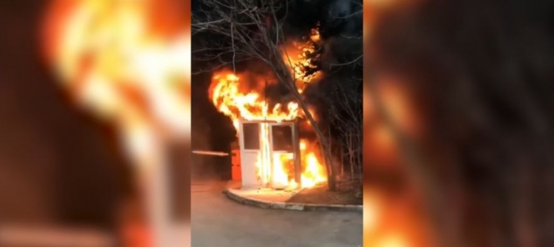 На пожаре в центре Симферополя сгорел охранник [видео]