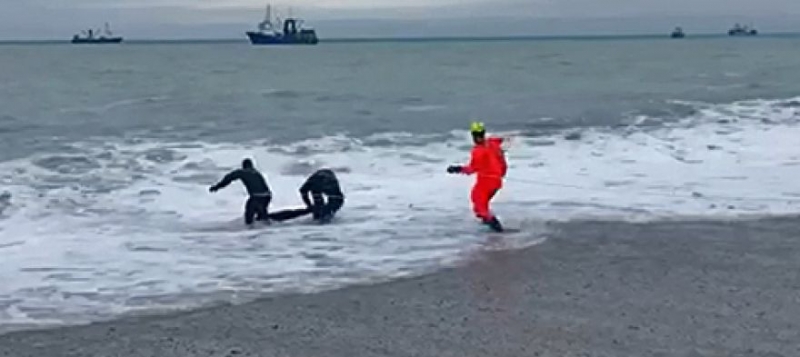 В шторм на ЮБК мужчину смыло волной с пирса - тело нашли за 20 метров от берега [фото]