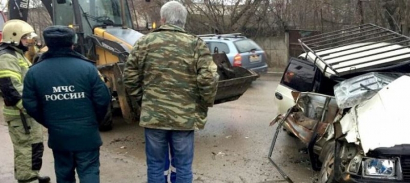 Два человека пострадали при столкновении "Москвича" с бульдозером в Симферополе