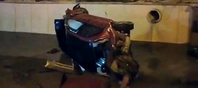 В Симферополе автомобиль снес ограждение и упал в реку [фото, видео]