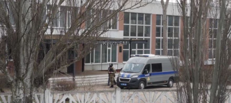 В Керчи после сообщения о минировании эвакуировали школу [фото, видео]