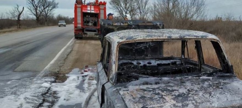 На дорогах Крыма за день потушили три пожара в автомобилях [фото]