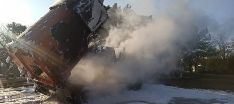 Как в Севастополе тушили горящий грузовик-уборщик [фото]