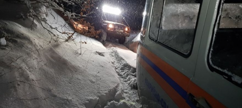 В крымских горах ночью при 15-градусном морозе застряли две машины с 10 туристами [фото]