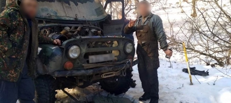 В крымских горах у туристов с ребенком сломался автомобиль [фото]