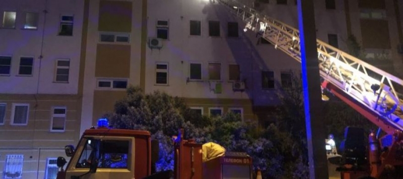 В севастопольской многоэтажке тушили пожар - эвакуированы 50 человек, спасен кот [фото]