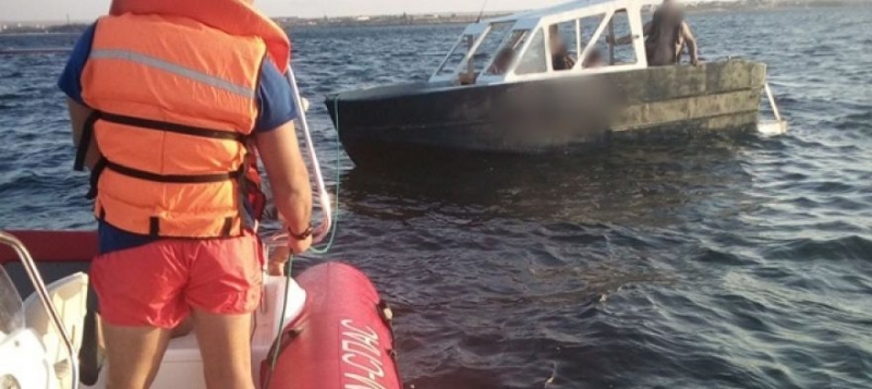 В Крыму неисправную моторную лодку с людьми унесло за семь километров от берега [фото]
