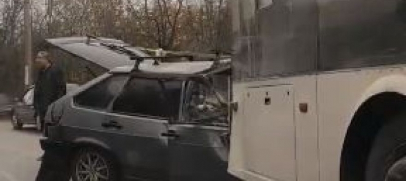 При лобовом столкновении "девятки" с троллейбусом в Крыму погибли четыре человека [фото, видео]