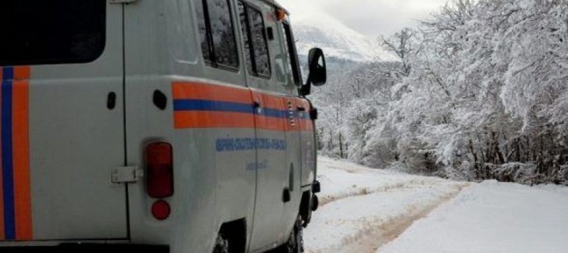 В заснеженных крымских горах спасают туристов, автомобилистов и любителей "ватрушек"