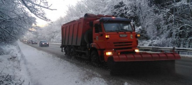 На дороги Севастополя за сутки высыпано 600 тонн антигололедной смеси и 70 тонн соли