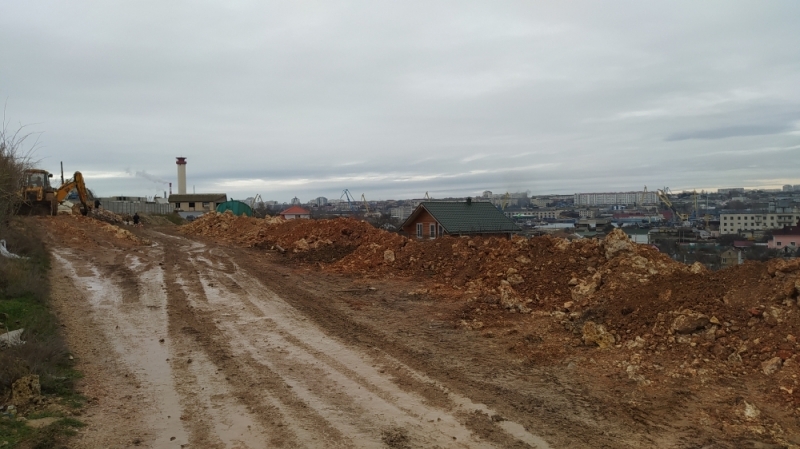 Бухту Казачью в Севастополе захламили строительным мусором