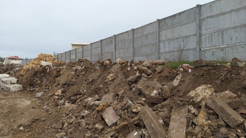 Бухту Казачью в Севастополе захламили строительным мусором
