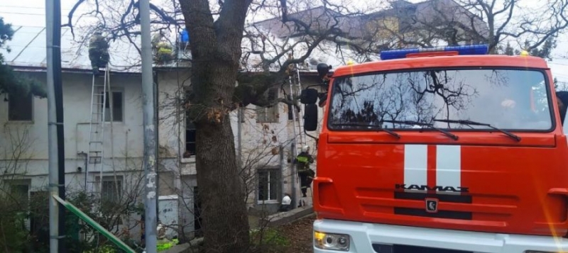 При пожаре в 18-квартирном доме на ЮБК пострадала женщина