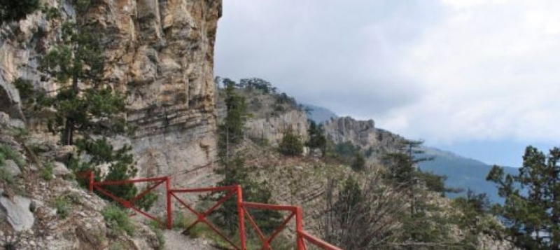 На прогулке в крымских горах туристка сломала ногу