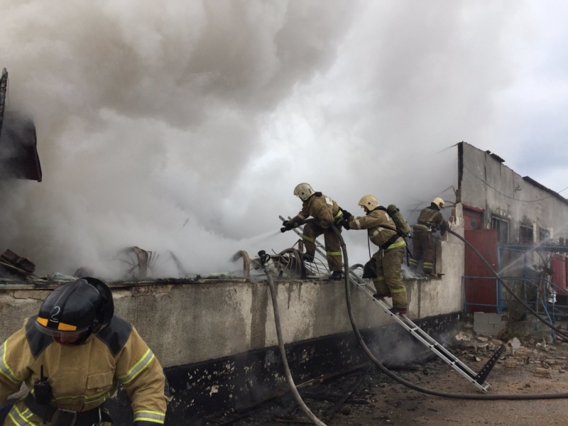 Спасатели Севастополя ликвидировали крупный пожар в Гагаринском районе